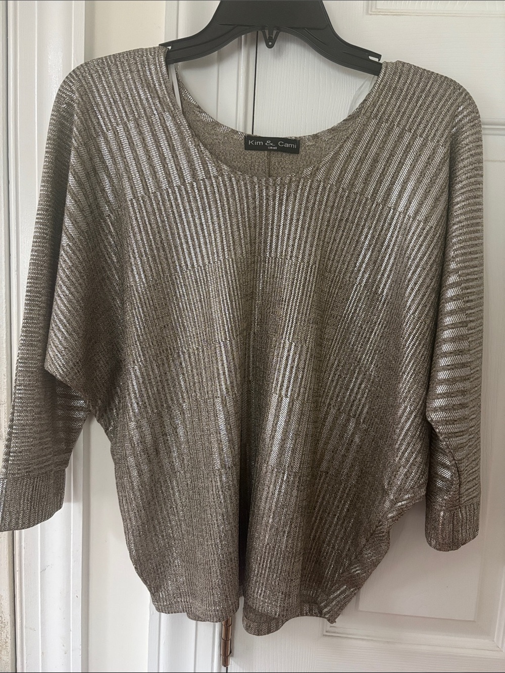 Kim & Cami Metallic GoldRibbed Scoop Neck top sz s runs large. Ptp 27